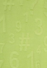 Limettengrüner Stoff mit einer strukturierten Webart, der erhabene Zahlen und ein Hashtag-Muster in unterschiedlichen Größen über die Oberfläche verteilt aufweist.