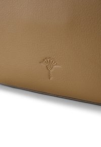 Borsa a tracolla in pelle tan con un emblema decorativo di pianta in rilievo, texture liscia e forma elegante e strutturata.