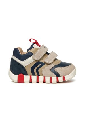 Scarpe sportive per bambini con una combinazione di colori beige, blu navy e rosso. Presentano materiali in suede e sintetici, due cinturini in velcro e una suola texturizzata.