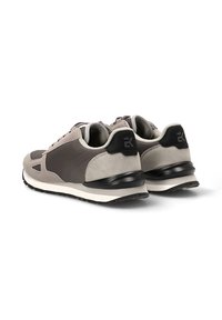 Zapatillas deportivas grises con materiales de ante y sintéticos. Diseño de corte bajo, suela gruesa negra y acentos grises contrastantes.