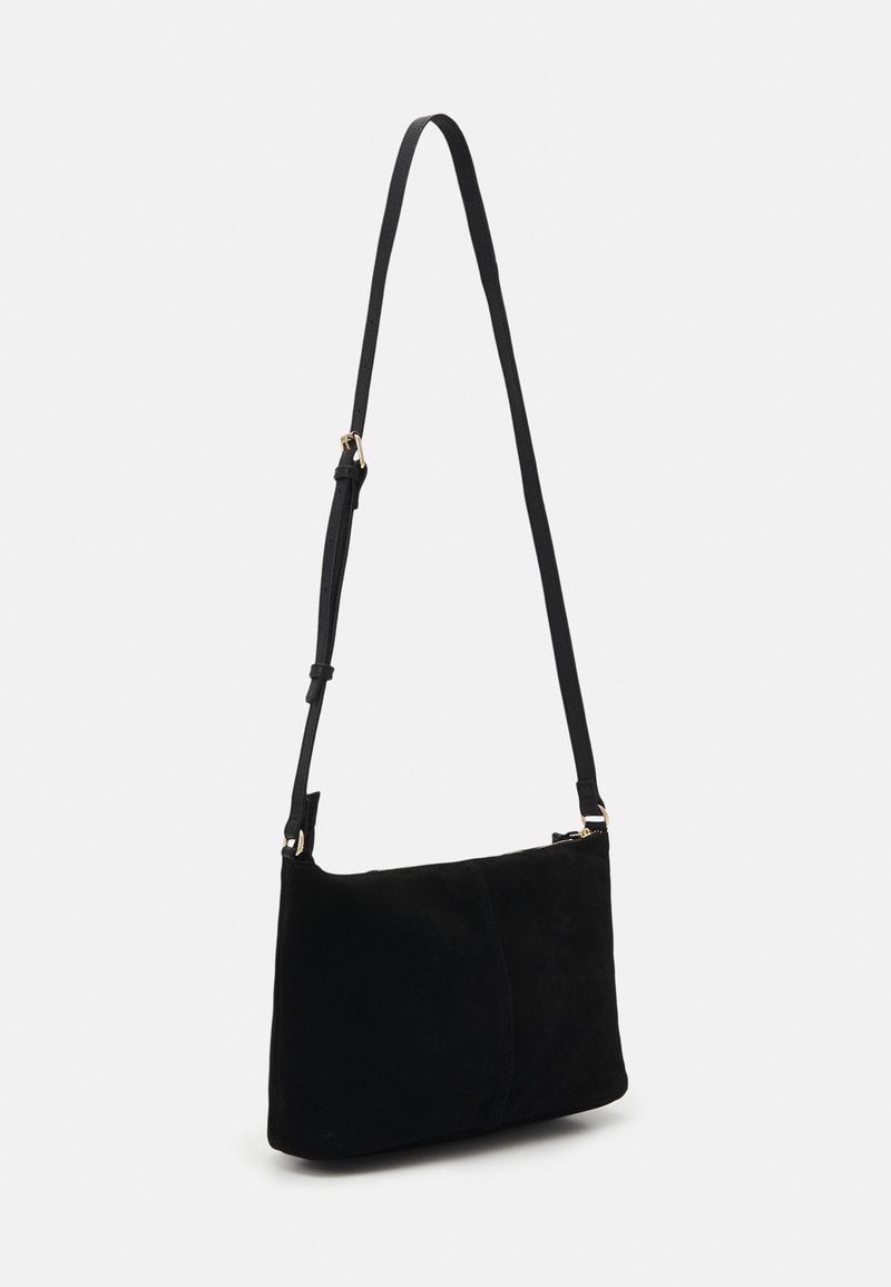 Borsa a spalla in suede nero con tracolla regolabile e hardware dorato, forma rettangolare, chiusura con zip, design minimale.
