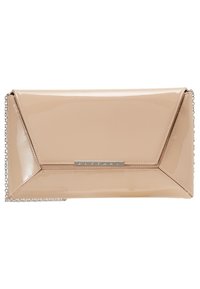 Beige lackläderkuvertväska med geometrisk design, silverdetaljer och kedjehandtag. Utrustad med en frontal varumärkesplatta för detaljer.