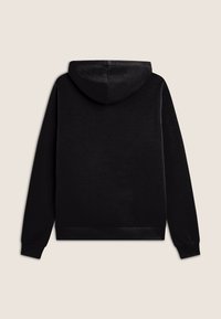 Sudadera negra con capucha de textura suave, con un bolsillo tipo canguro y puños acanalados. El diseño es sencillo y sin adornos.