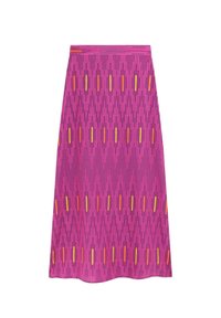 Larga y fluida falda hecha de tela ligera en color rosa brillante, con patrones de líneas verticales en acentos naranjas y amarillos, y con una cintura acanalada.