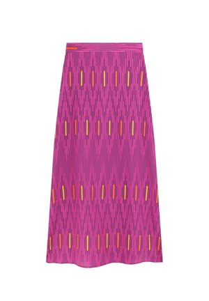 Larga y fluida falda hecha de tela ligera en color rosa brillante, con patrones de líneas verticales en acentos naranjas y amarillos, y con una cintura acanalada.