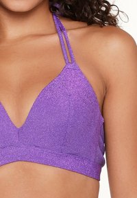 Bralette violet pailleté avec un design à bonnets triangulaires, des bretelles fines et réglables, et une bande inférieure sans couture pour une finition lisse.