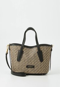 Geflochtene Handtasche mit einem gestreiften Muster in Beige und Schwarz, schwarzen Ledergriffen und einem abnehmbaren Umhängegurt. Mit goldfarbenen Metallakzenten.