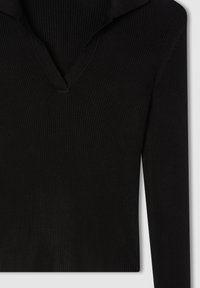 Czarny prążkowany top z długim rękawem, z dekoltem w kształcie litery V i złożonym kołnierzykiem. Posiada teksturowaną tkaninę. Prosty i dopasowany krój.
