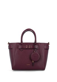Bolso de mano de cuero burdeos con doble asa, forma redondeada, detalles en hardware dorado, superficie texturizada y un monedero redondo extraíble.