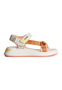Sandalias con un diseño blanco y naranja: correas de nailon con acentos amarillos, una suela ligeramente curvada y un ribete inferior de goma rosa.