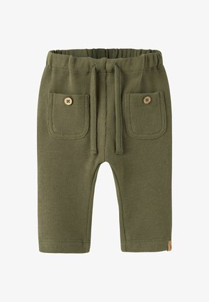 Pantaloni verdi oliva per bambini con vita elastica, coulisse frontale e due tasche applicate con bottoni.