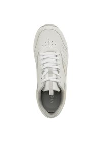 Baskets blanches avec une tige en cuir lisse, des détails perforés, des accents en daim gris sur les côtés et des lacets plats. Dispose d'une semelle intérieure rembourrée.