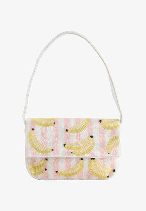 Sac d'épaule blanc perlé avec des rayures verticales roses et des motifs de banane jaunes, doté d'un rabat de fermeture et d'une bandoulière unique.