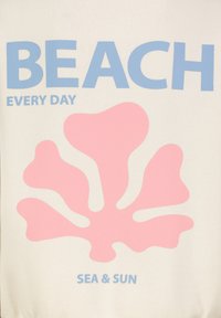 Weißer Stoff mit blauer Schrift "BEACH EVERY DAY" und pinkfarbener korallenartiger Form. Text "SEA & SUN" in Blau unter dem Design. Glatte Textur.