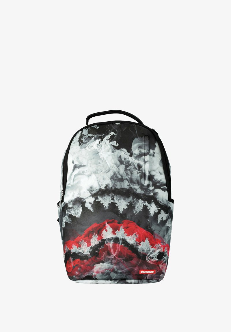 Mochila con diseño de humo en negro, blanco y rojo, con un asa en la parte superior y una pequeña etiqueta de la marca Sprayground en la esquina inferior derecha.