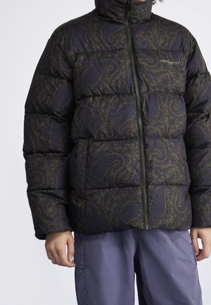 Giacca imbottita di colore verde scuro con motivo paisley, dotata di colletto alto e chiusura con zip a tutta lunghezza. Tessuto testurizzato con design trapuntato.