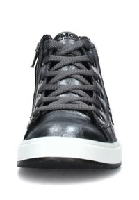 Sneaker in pelle nera con lacci grigi e dettagli in cerniera. Presenta una suola in gomma bianca e una finitura lucida sulla parte superiore.