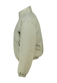 Chaqueta bomber acolchada en verde claro. Cuenta con un collar alto, puños elásticos y bolsillos laterales con una textura suave y mate.
