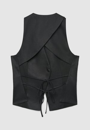 Schwarze ärmellose Weste mit überlappenden Rückenpaneelen, einem einzelnen Knopf und verstellbaren Bindebändern im unteren Rückenbereich.