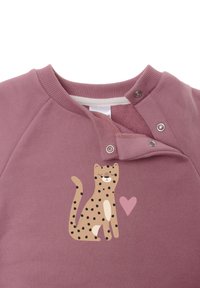 Rosa Sweatshirt mit Rundhalsausschnitt und Druckknopfverschluss, mit einem Cartoon-Leoparden-Design mit Punkten und einem Herzsymbol auf der Vorderseite.
