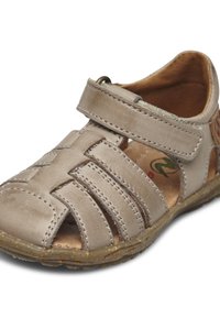 Läder sandaler i brunt med flera korsade remmar, öppen tå-design, justerbar kardborrestängning och strukturerad gummisula.