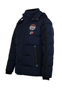 Donkerblauw gewatteerd winterjack met zwarte strepen op de mouwen, voorzakken en geborduurde patches op de borst en bovenarm.