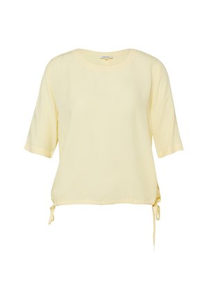 Jasnożółta, krótka bluzka z krótkim rękawem, okrągłym dekoltem i regulowanymi troczkami na dole na białym tle.