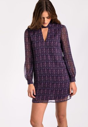 CON CUELLO ALTO  - Vestido informal - purple