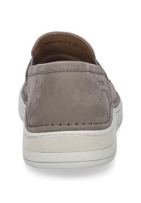Graue Leder-Schlupfschuhe mit niedrigem Profil, weißen Gummisohlen, gestickten Akzenten und einer glatten Oberfläche.