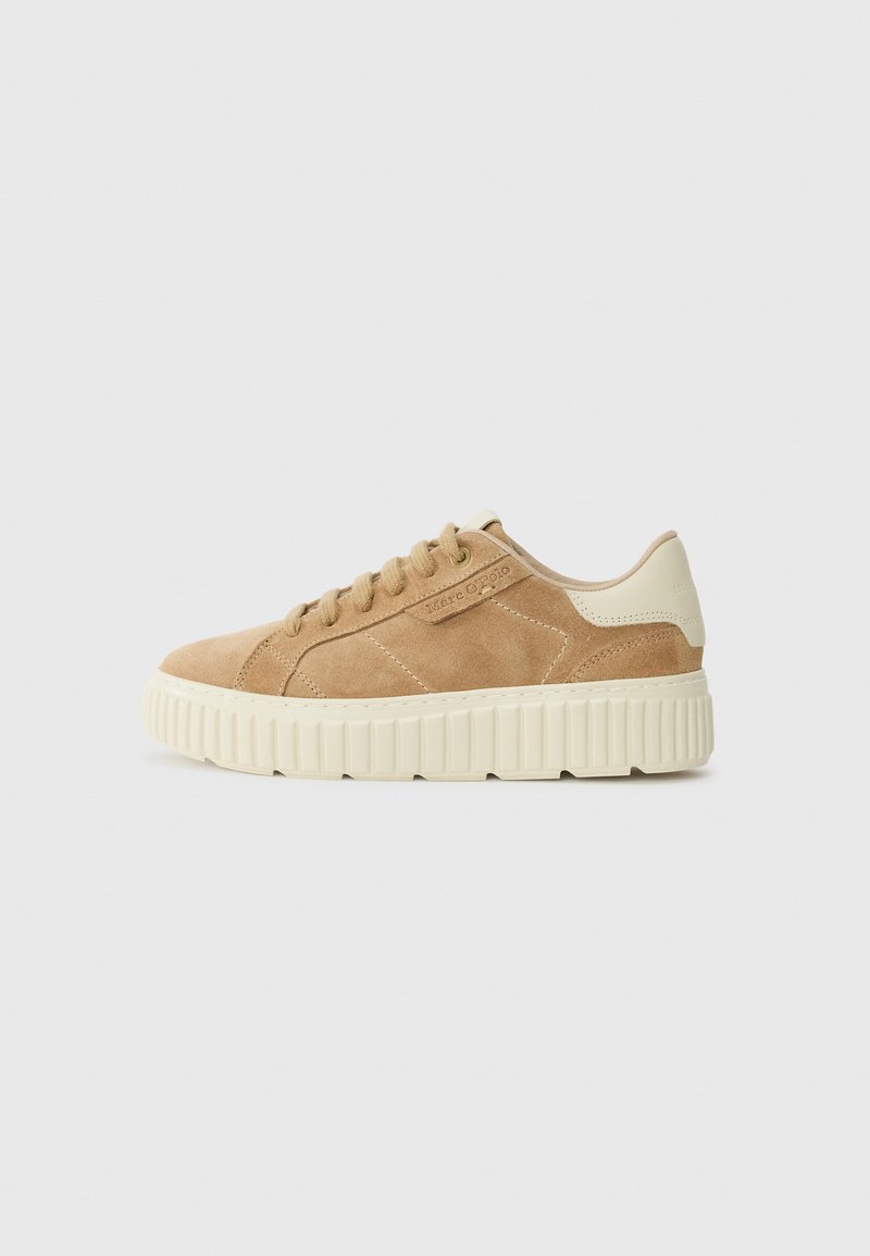 Kasta ādas tenisa kurpes ar masīvu krēmkrāsas gumijas zoli, apaļo purngalu, sešām acīm, un pastiprinātu papēdi ar logo akcentiem.