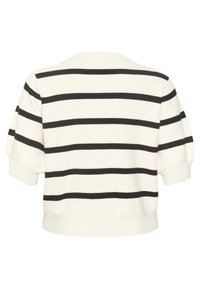 Valkoinen neulepaita, jossa vaakasuorat mustat raidat, lyhyet pörröiset hihat ja ribbineuloshelma. Pyöreä pääntie ja pehmeä pinta.