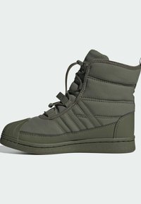 Výškové olivově zelené tenisky s polstrovaným kotníkem, gumovou špičkou, elastickými tkaničkami se zámkem a třemi texturovanými pruhy po stranách.