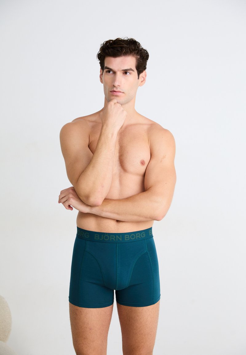 Τιρκουάζ μποξεράκια με εφαρμοστή σχεδίαση και ελαστική μέση που διαθέτει την ένδειξη "BJØRN BORG" σε πράσινο χρώμα. Λείο υλικό, ελάχιστες ραφές.