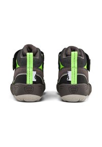 Schuhpaar aus schwarzem, grauem und neongrünen Material; knöchelhohes Design mit verstellbaren Riemen und strukturierten Gummisohlen, mit einem prägenden Logo an der Ferse.
