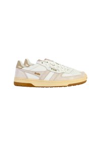Weißer Sneaker mit dezenten pinken Akzenten, Materialien aus Leder und Wildleder, Schnürdesign, Logo an der Seite und Gummisohle mit strukturiertem Grip.