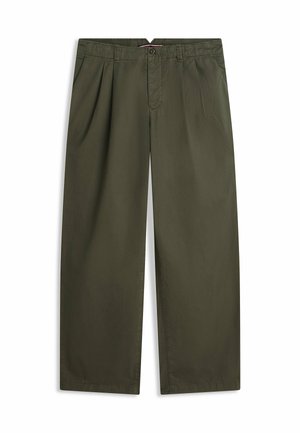 Weit geschnittene olivgrüne Hose mit Falten, Gürtelschlaufen, Knopfverschluss und seitlichen Taschen, flach auf weißem Hintergrund ausgebreitet.