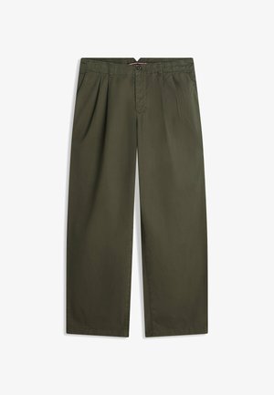 Weit geschnittene olivgrüne Hose mit Falten, Gürtelschlaufen, Knopfverschluss und seitlichen Taschen, flach auf weißem Hintergrund ausgebreitet.