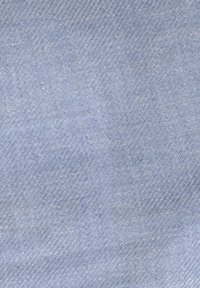 Ljusblått tyg med en strukturerad, diagonal vävstruktur. Mjuk yta och subtil lyster, lämplig för olika textilapplikationer.