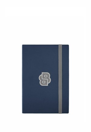Granatowy notes z teksturowaną okładką, szarą gumką do zamknięcia oraz stylizowanym logo "B" na środku przedniej strony.