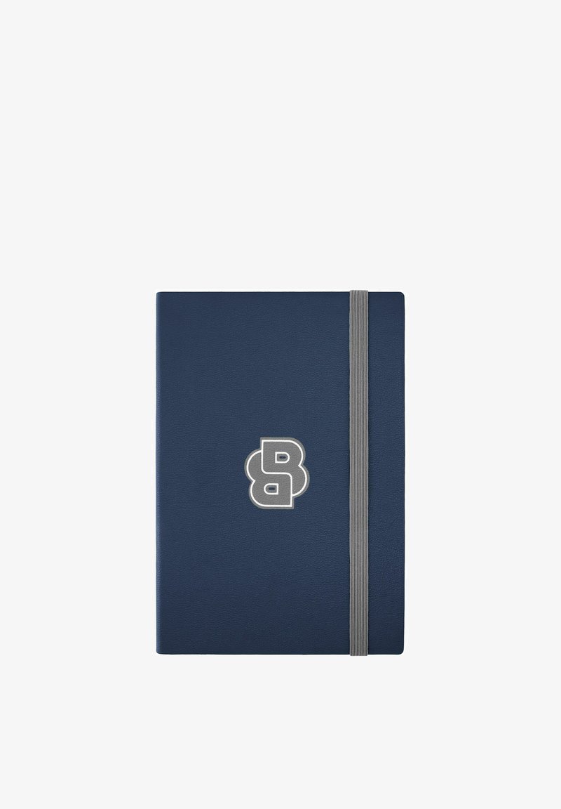 Carnet bleu marine avec couverture texturée, fermeture élastique grise et logo stylisé "B" centré sur le devant.