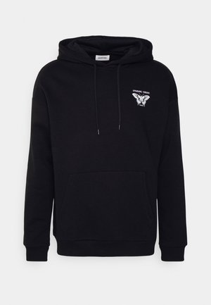 Hoodie noir avec une poche frontale, capuche à cordon, et logo en broderie d'un papillon sur la poitrine gauche. Fabriqué en tissu doux, avec des poignets côtelés.