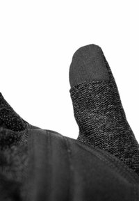 Zwarte handschoen met textiel, een gladde vingertop en gewapende naden. Ontworpen voor grip en behendigheid.