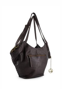 Brązowa skórzana torba na ramię z teksturowanym wykończeniem, dwoma długimi paskami na ramię, przednią kieszenią na zamek oraz dekoracyjnym akcentem w postaci łańcuszka.