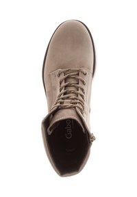 Beige suède enkellaars met een ronde neus, gestructureerde veters en een zijrits. De zool heeft lichte grip en bevat de "Gabo comfort" branding aan de binnenkant.