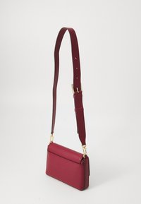 Burgunderfarbene Leder-Schultertasche mit flacher rechteckiger Form, verstellbarem Tragegurt und Beschlägen in Goldfarbe. Glatte Oberfläche.