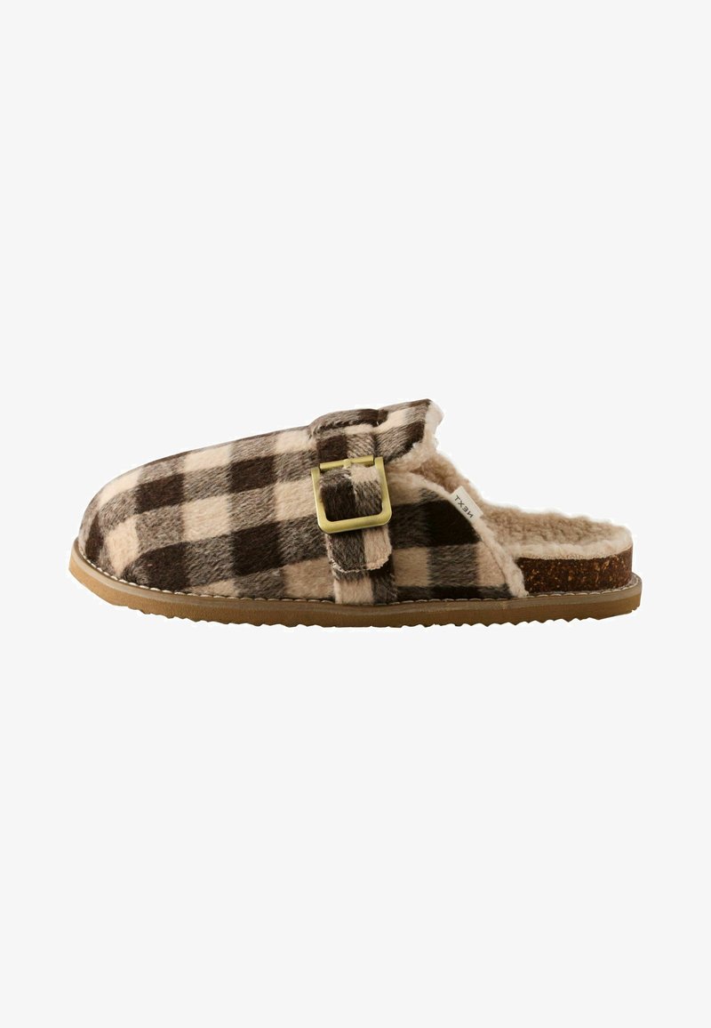 Sabot à carreaux en fausse fourrure marron et crème avec une semelle intérieure rembourrée, une sangle réglable avec une boucle dorée et une semelle en caoutchouc texturé.