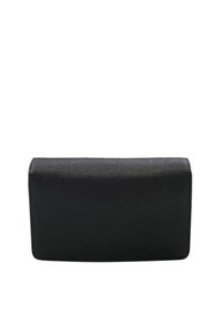 Portafoglio in pelle nera con una texture liscia, forma rettangolare e design pieghevole. Nessuna ferramenta o decorazioni visibili.