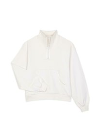 Vit tröja med mock neck, framdragkedja och kenguruficka. Har manschetter vid ärmarna och en avslappnad passform.