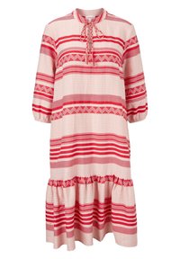 Rode en roze jurk met patroon, ronde hals, lange mouwen en een gerimpelde zoom. Heeft meerdere horizontale strepen met geometrische ontwerpen.