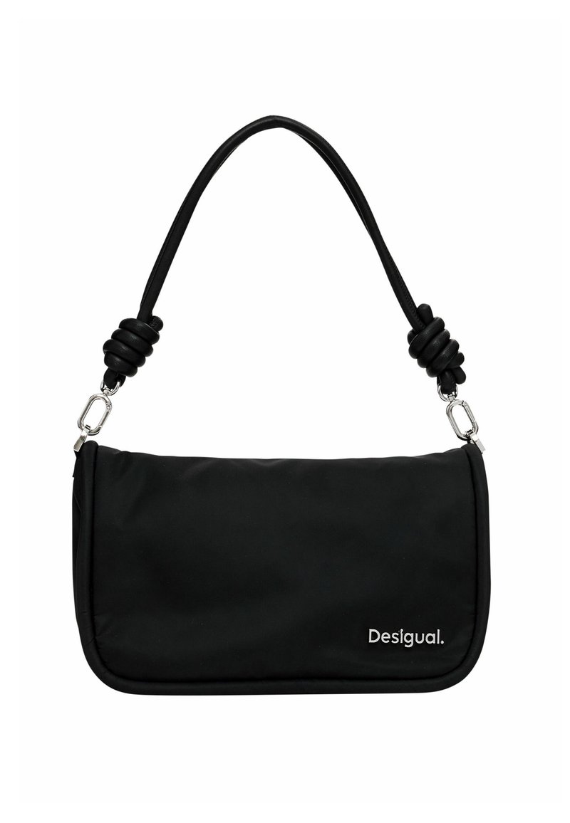 Czarna tekstylna torebka o gładkim wykończeniu, z plecionym uchwytem, srebrnymi akcentami i białym logo nadrukowanym z przodu.